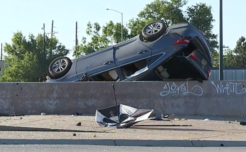 Impactante Persecución Policial en Denver: Robo Armado Desencadena Accidente con Volcadura