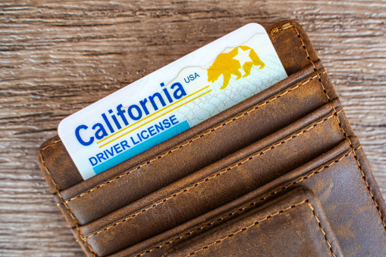 Falla en la Red del DMV de California Retrasa Licencias de Conducir
