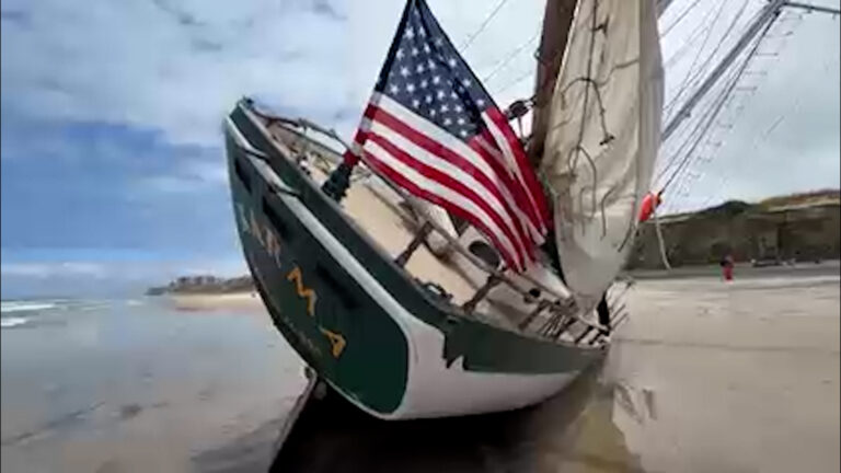 Velero Encallado en Tijuana se Convierte en Atracción Turística