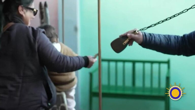 El Último Carrusel De Barrio: Una Joya Centenaria Gira En Un Patio De Buenos Aires