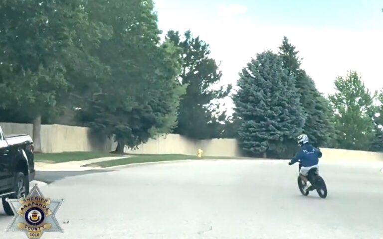 Impactante Persecución en Bicicleta Eléctrica Agita el Condado de Arapahoe