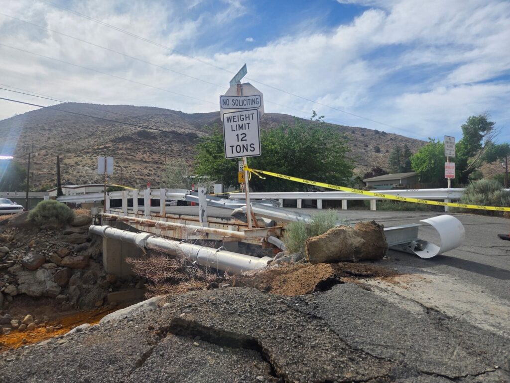 Tránsito pesado: 2 días de caos en Lockwood tras el vergonzoso choque de un camión contra un puente clave