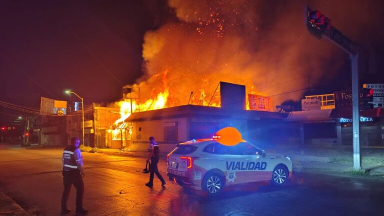 Trágico incendio arrasa con restaurante de mariscos en el centro de Torreón