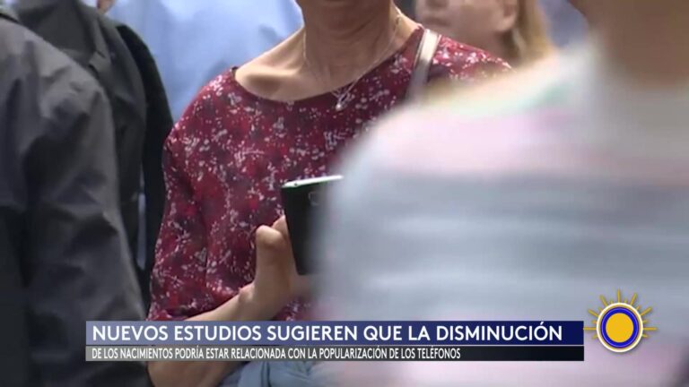 Smartphones y natalidad: ¿Cómo las pantallas transformaron las relaciones juveniles?