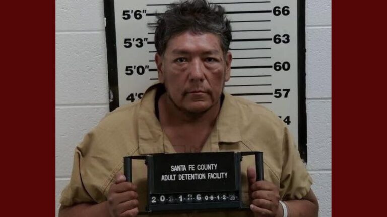 DWI en Santa Fe: arrestan a conductor tras chocar contra un muro residencial; suma su sexto cargo