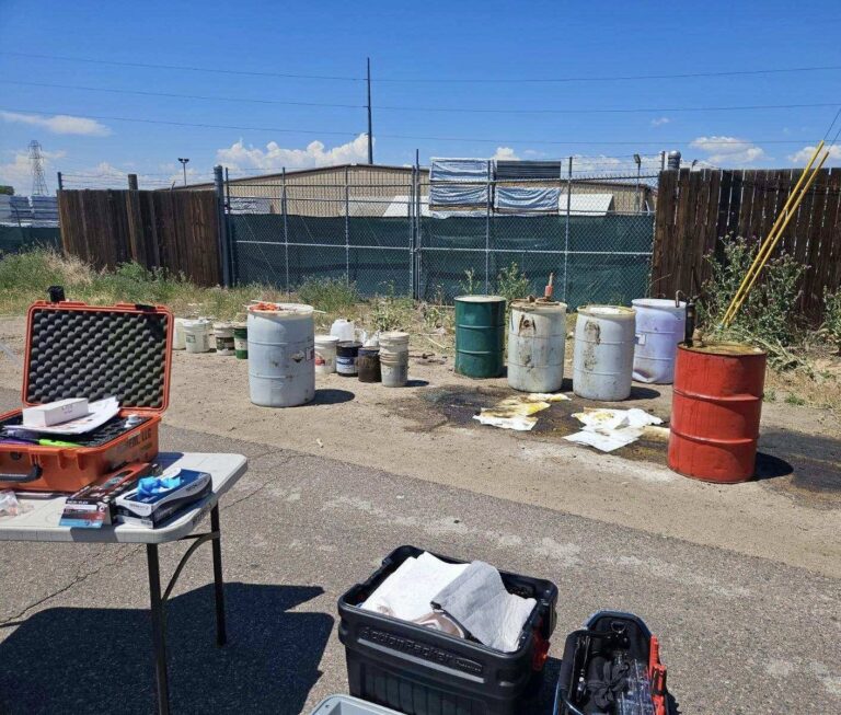 Investigan abandono ilegal de materiales peligrosos en el Condado Adams