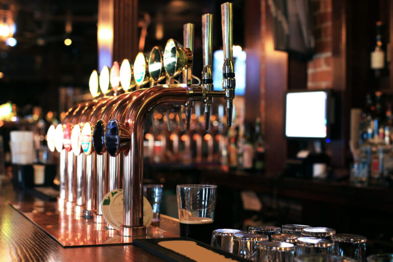 Cambridge analiza la regulación de alcohol con posible límite de una bebida cada 30 minutos