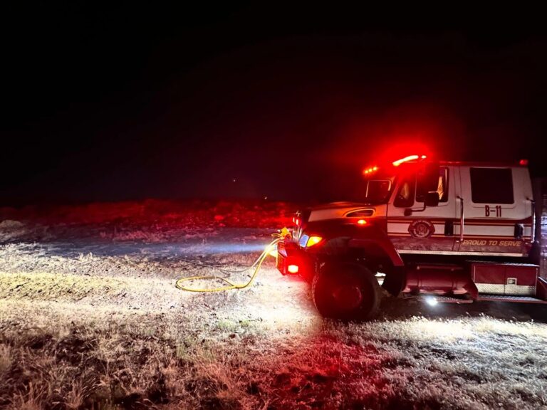 Incendio forestal explota en Sparks y consume 100 acres en un feroz avance impulsado por el viento