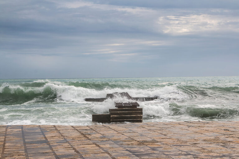 Oleaje fuerte en Santa Cruz mantiene en alerta a salvavidas y autoridades en las playas