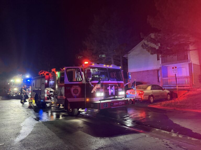 Incendio en apartamento en Aurora deja a un hombre inconsciente; bomberos logran rescatarlo a tiempo