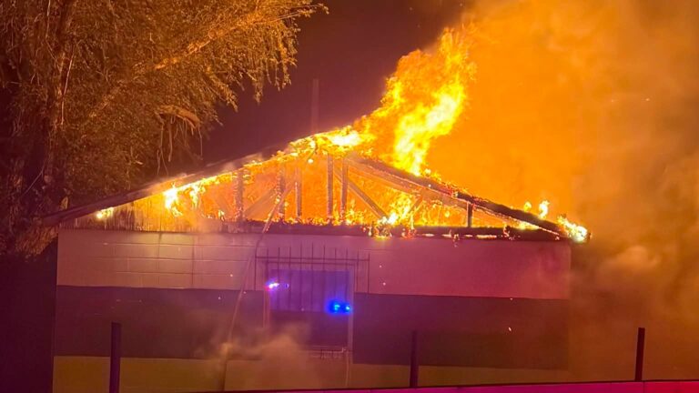 Incendios destruyen estructura en Wadsworth tras un violento fuego de madrugada
