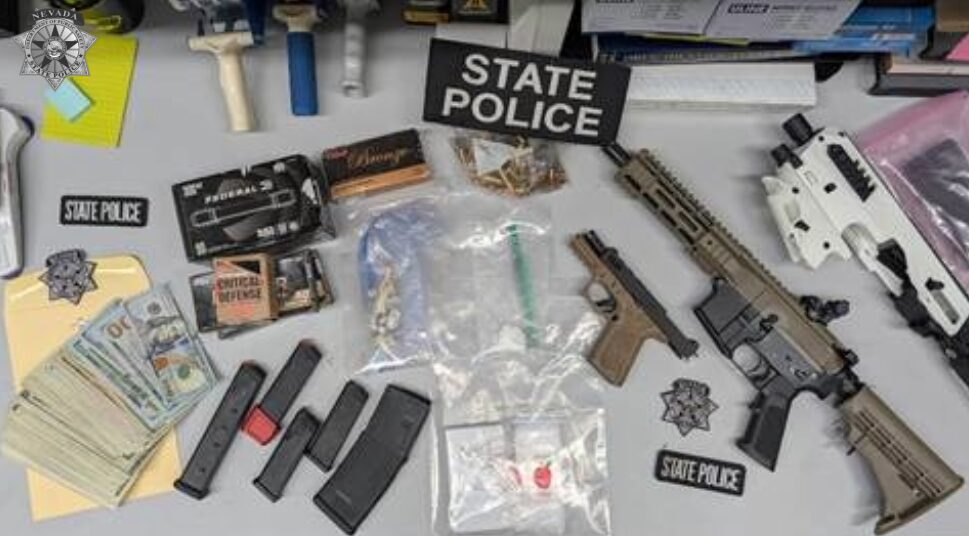 ARMAS incautadas en Nevada: arrestan a un hombre en libertad condicional con un arsenal ilegal y drogas en su casa
