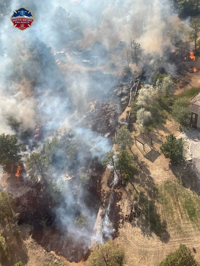 Incendio forestal en el Condado Douglas: una ardilla habría provocado el fuego que amenazó viviendas
