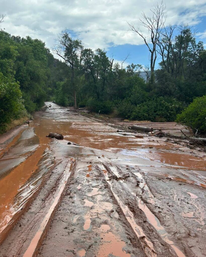 Inundaciones repentinas en el Condado Garfield obligan a cerrar y extremar precauciones en varias carreteras
