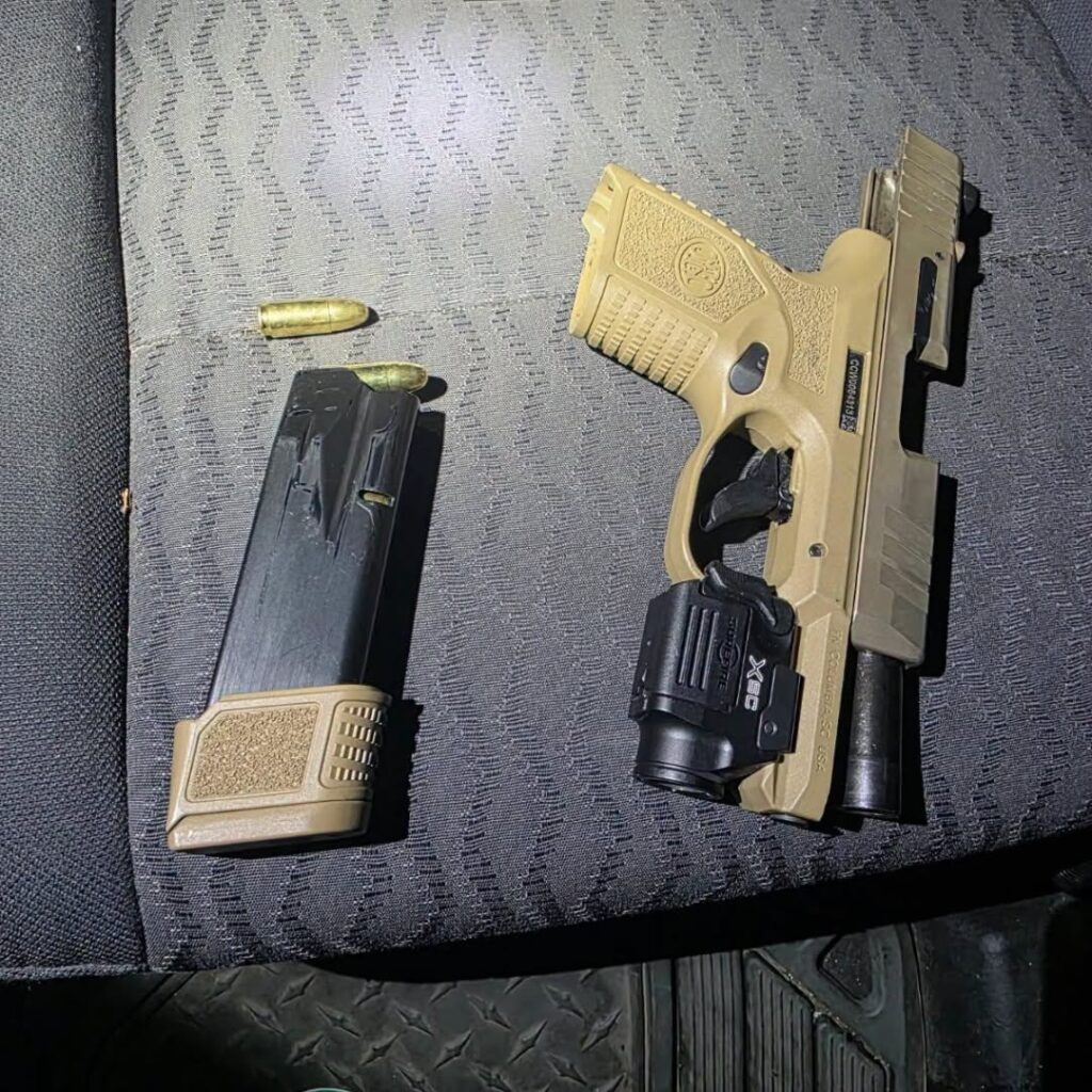 Decomiso de narcóticos: arrestan a sospechoso de 30 años tras hallazgo de cocaína y arma ilegal en parada de tráfico