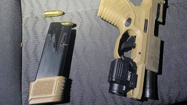Decomiso de narcóticos: arrestan a sospechoso de 30 años tras hallazgo de cocaína y arma ilegal en parada de tráfico