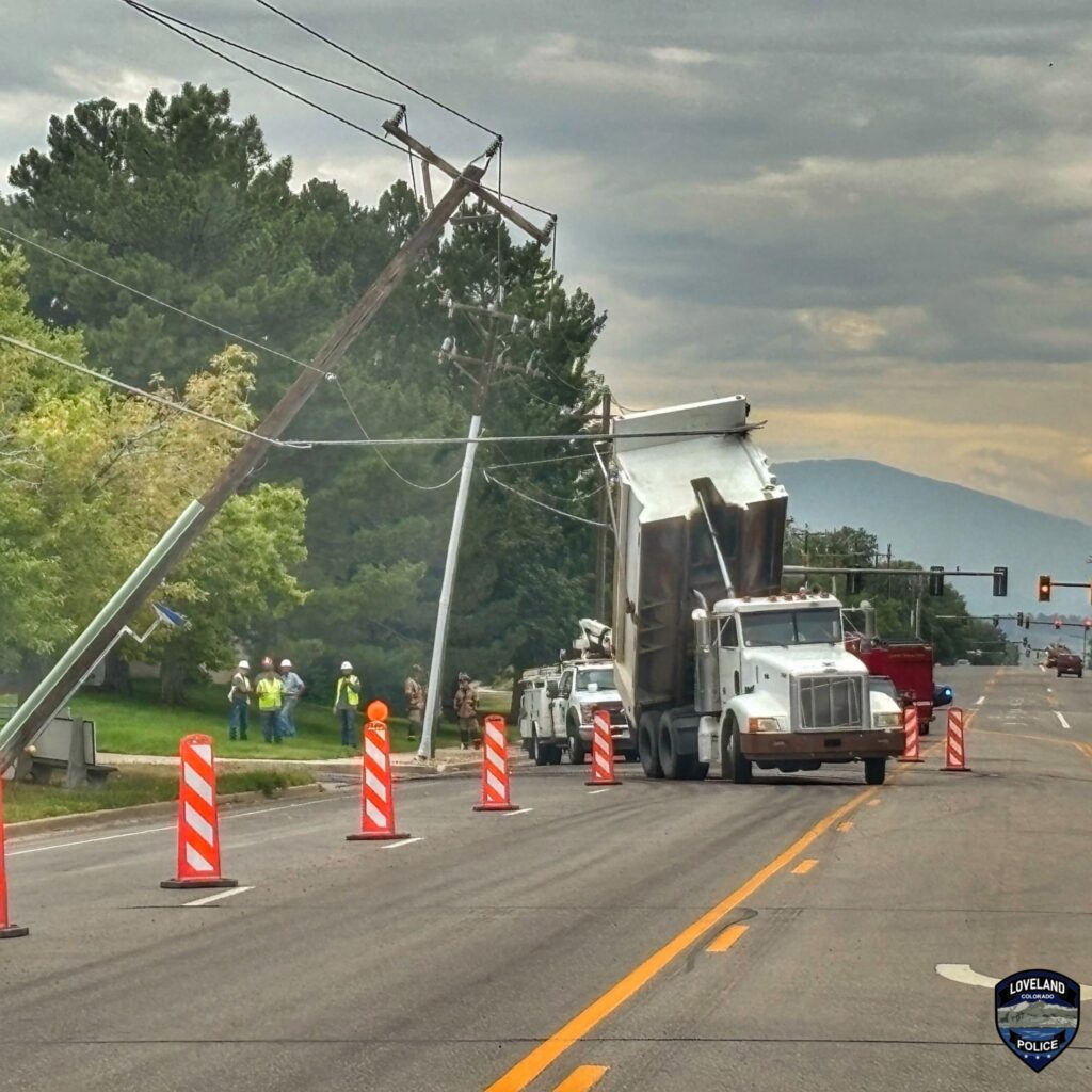 Camión derriba líneas eléctricas y provoca cierre de calles en Loveland