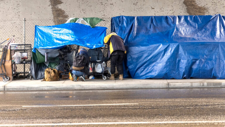 Campamentos de personas sin hogar: Newsom sella acuerdo con San Diego para limpiar autopistas y ampliar servicios