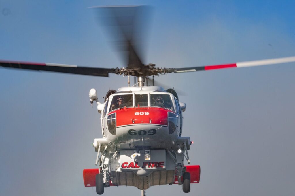 Incendio Creelman en Ramona: helicóptero de CAL FIRE rescata a dos residentes atrapados