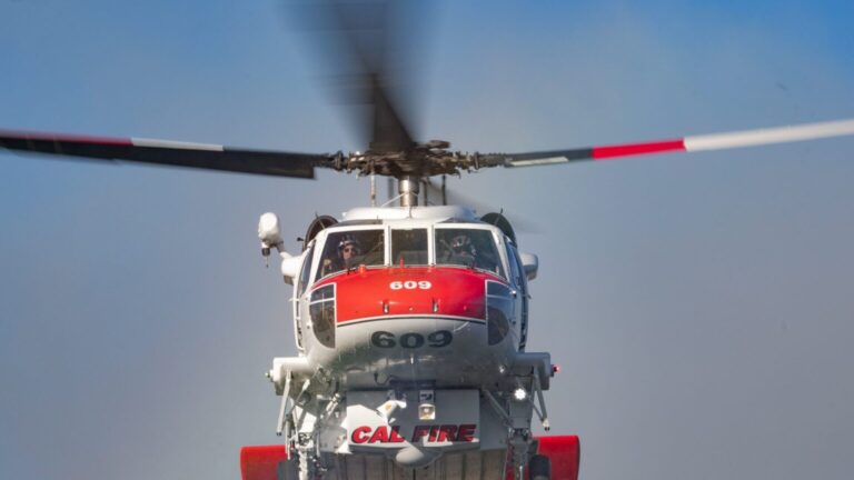 Incendio Creelman en Ramona: helicóptero de CAL FIRE rescata a dos residentes atrapados
