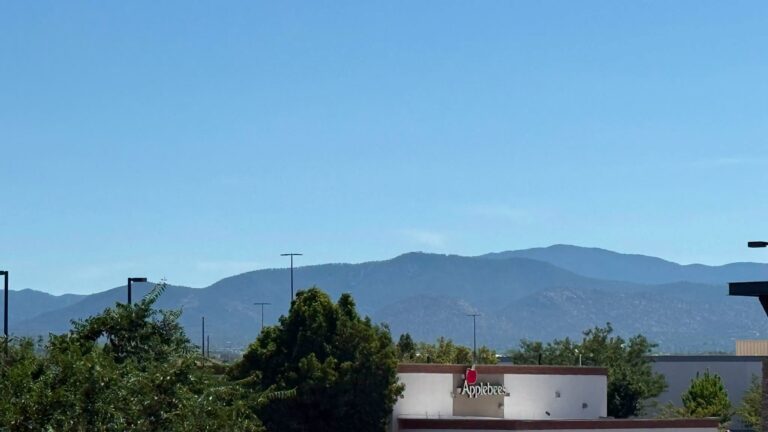 Rayo en Atalaya Mountain provoca humo en Santa Fe; autoridades confirman incendio bajo control