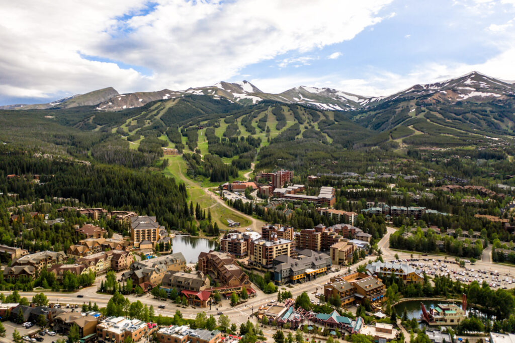 Turismo en Colorado aportó un récord de 29.2 mil millones de dólares a la economía estatal en 2025