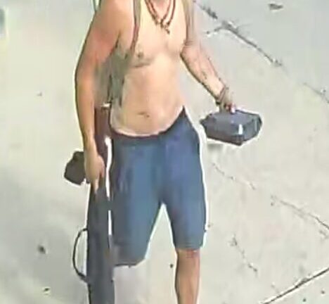 Choque con fuga en Denver dejó a un motociclista gravemente herido; Policía de Denver busca al responsable