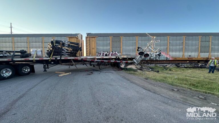 Accidente de tren en Midland deja sin lesionados tras colisión con vehículo