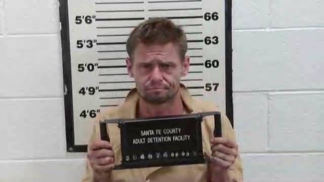 Arresto en Santa Fe: hombre enfrenta cargos por agresión e intento de secuestro en Plaza Mercado