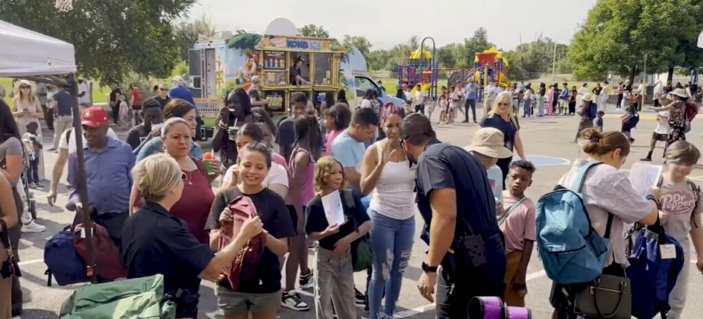 Policía de Denver regalará mochilas gratuitas con útiles escolares este sábado