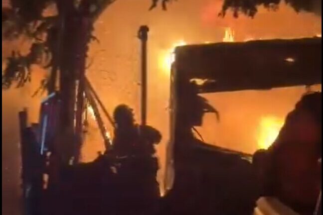 Incendio en Albuquerque destruye una casa rodante tras una aparente explosión en el suroeste