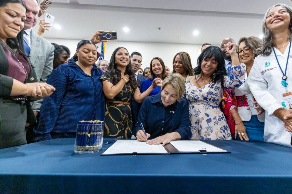 Massachusetts promulga nueva ley que amplía las protecciones para inmigrantes y limita la actuación de ICE
