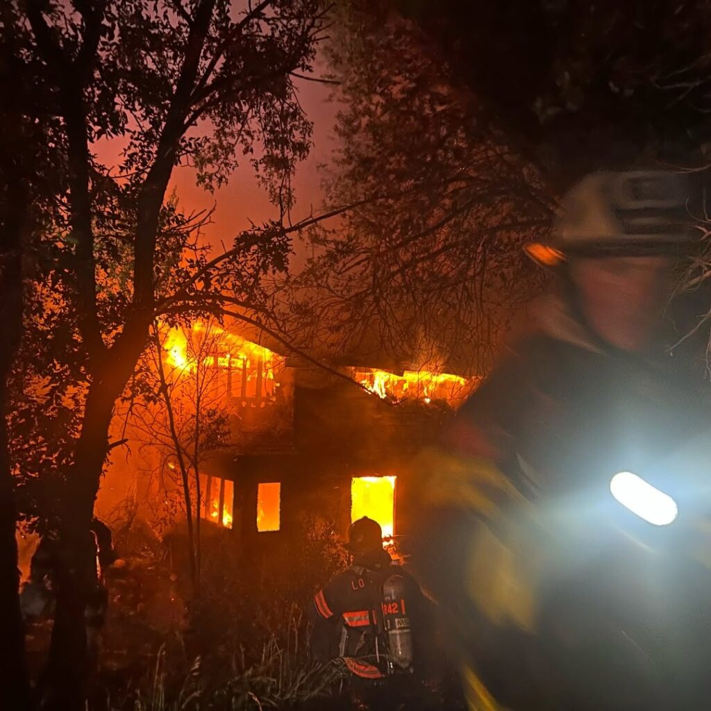Dos personas resultan heridas tras incendio de vivienda en el condado Larimer