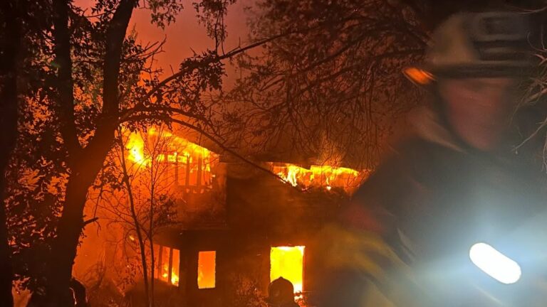 Dos personas resultan heridas tras incendio de vivienda en el condado Larimer