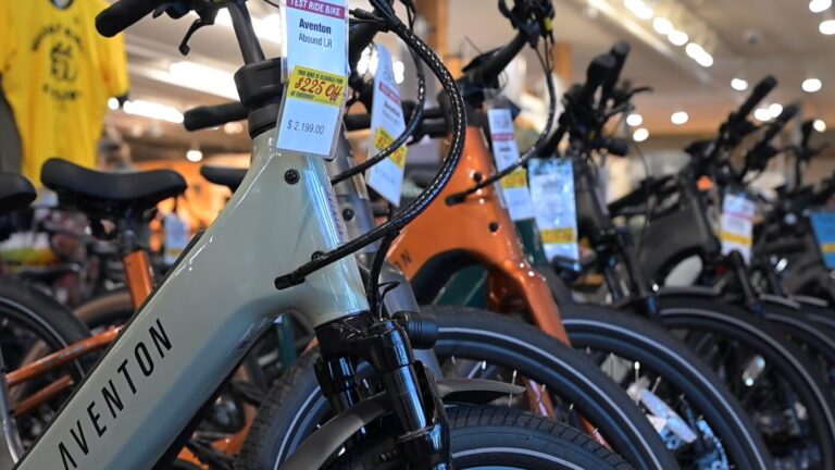 La administración de Polis anuncia el regreso de los populares reembolsos para bicicletas eléctricas