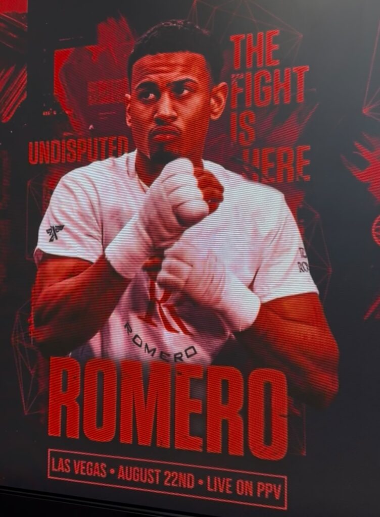 Rolly Romero impacta con una increíble entrega de útiles escolares y boletos en su antigua escuela de Las Vegas