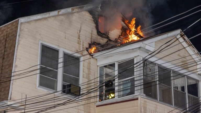 Incendio en Hartford desplaza a 12 personas, incluidos cinco niños