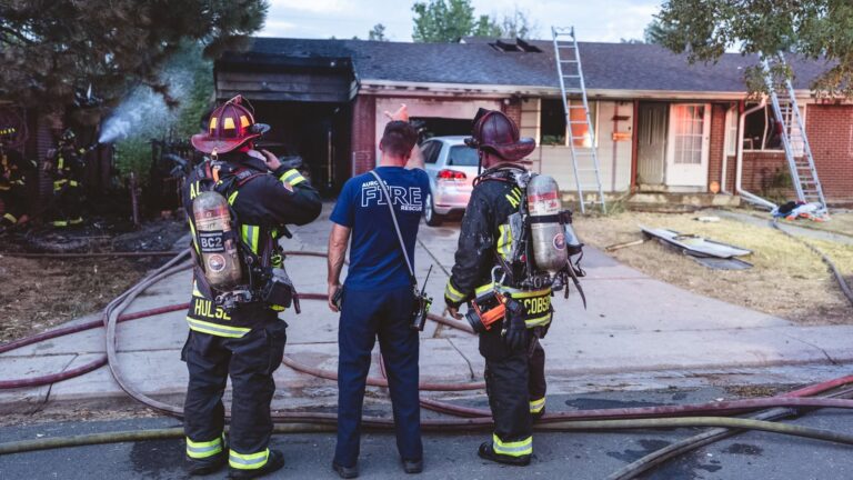 Incendio afecta dos viviendas en Aurora y deja siete personas desplazadas