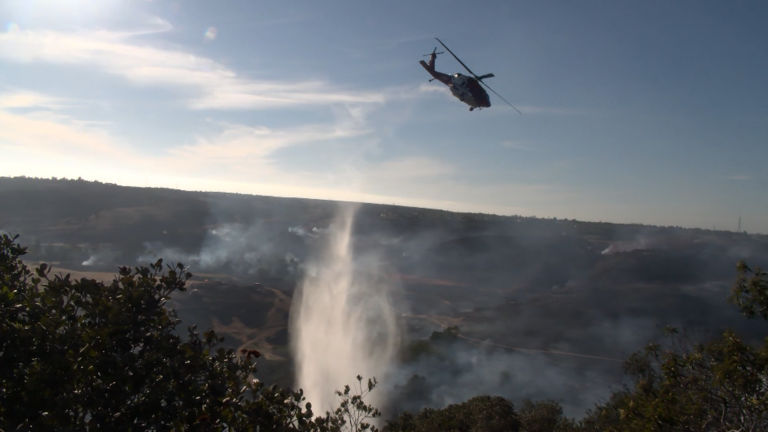 Incendio en Sorrento Valley quema 131 acres y obliga a evacuar a residentes