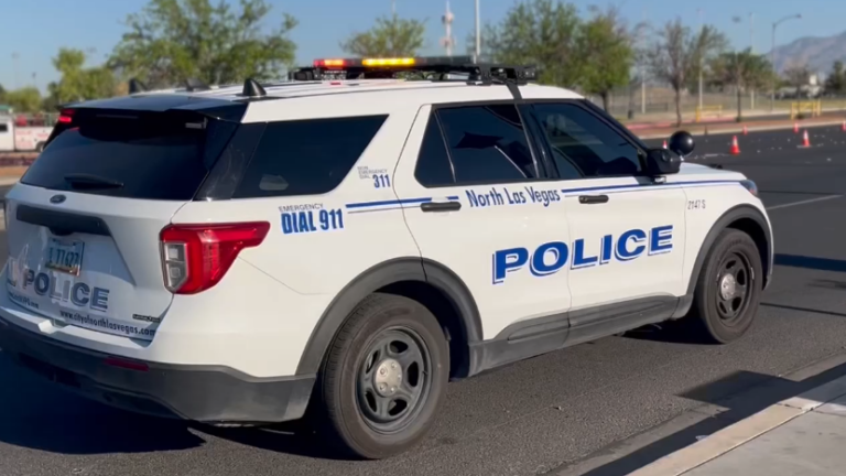 robo violentado de vehículo: corta persecución de 6 millas termina con patrulla chocada y un detenido en North Las Vegas
