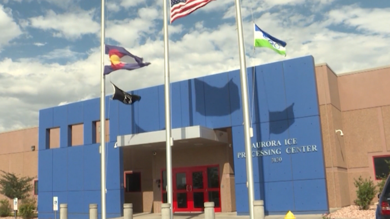 Juez federal bloquea temporalmente inspecciones de salud en centro de detención de ICE en Aurora