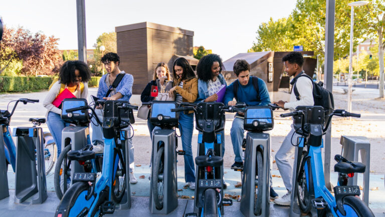 Santa Cruz exige capacitación para estudiantes que usan bicicletas eléctricas
