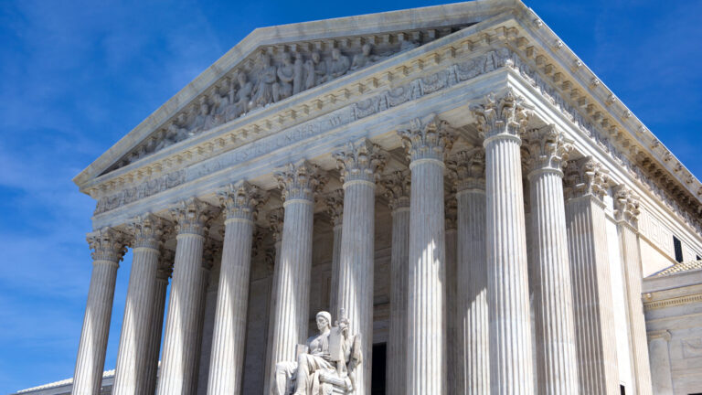 Suprema Corte permite avanzar partes de orden de Trump sobre voto por correo