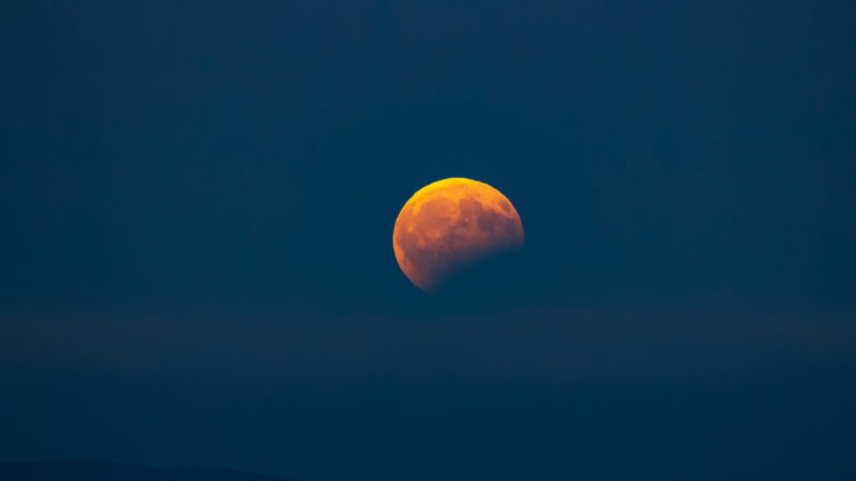 La Luna casi desaparecerá este jueves: así podrá verse el eclipse desde Colorado