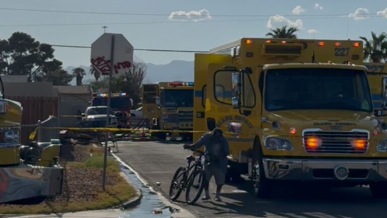 Incendio devastador deja a 9 personas sin hogar y dos hospitalizados en Las Vegas