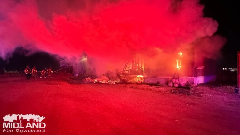 Bomberos de Midland sofocan incendio de estructura; no reportan heridos