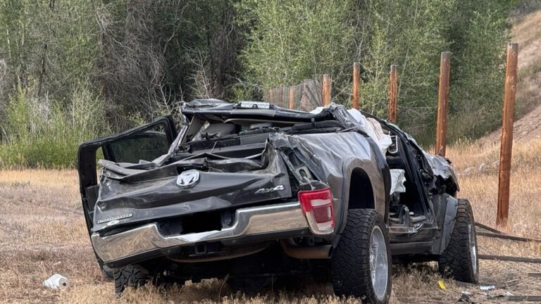Camioneta choca contra barrera y vuelca varias veces en Highway 550; dos hombres quedan gravemente heridos