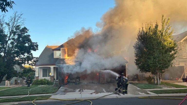 GALERÍA: Bomberos controlan incendio de vivienda en Greeley
