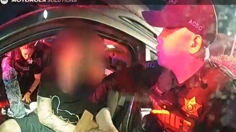 Recuperan vehículo robado y arrestan a conductor tras encontrarlo aparentemente dormido