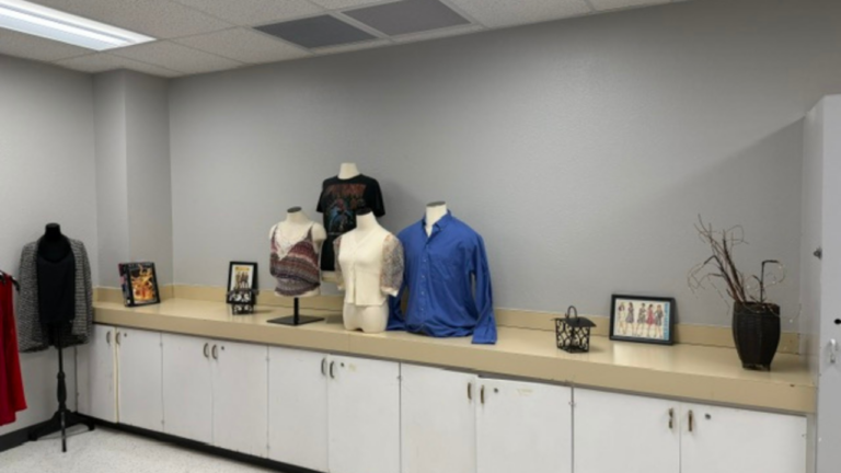 Inauguran boutique comunitaria impulsada por estudiantes de Hanks High School junto a The Outlet Shoppes